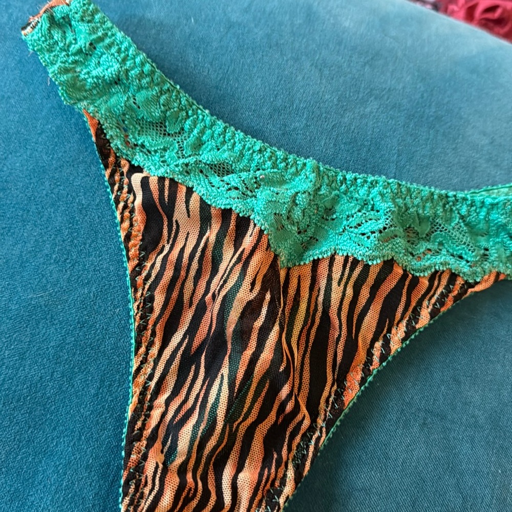 VS Thong Panties 🐅 - Picture 3 of 10